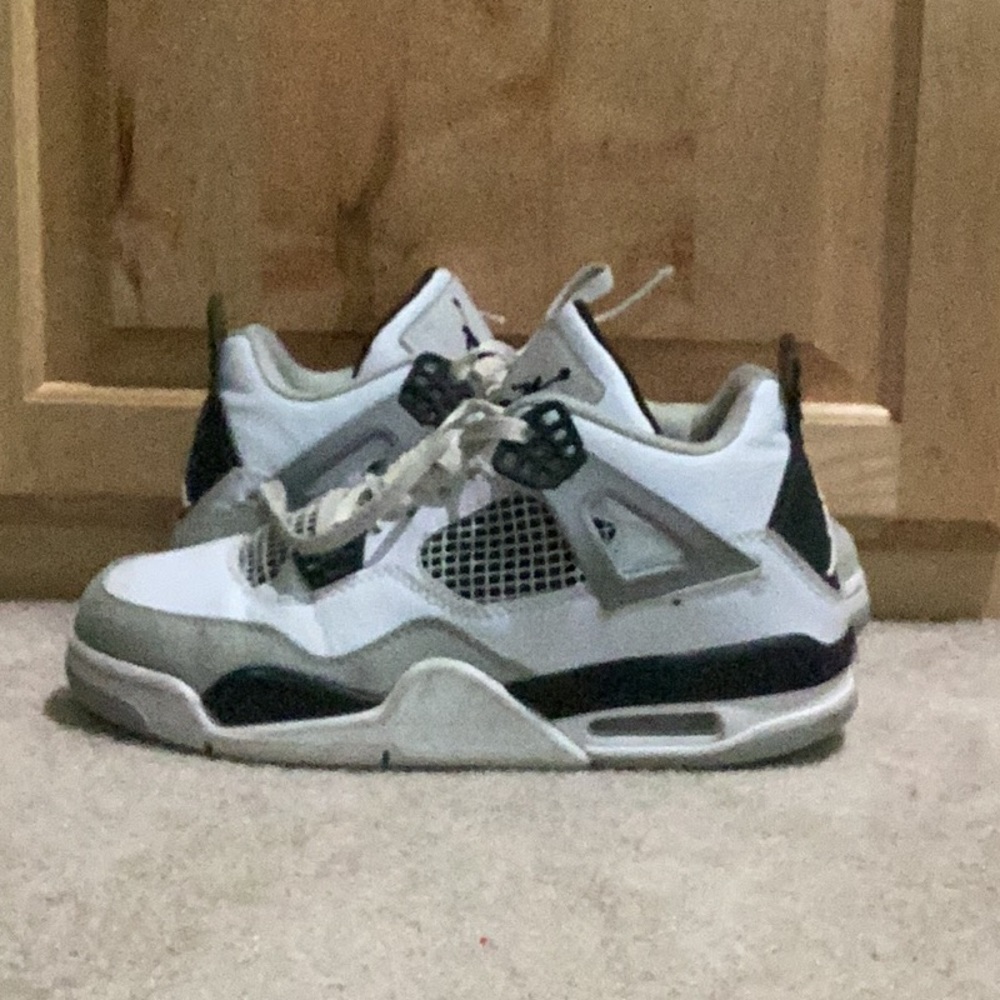 Jordon 4 black, gray and white